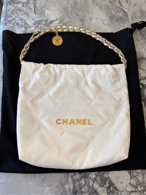 ✨SALE✨ Brand New ~ AUTH CHANEL 22 Medium in White/Aged Gold-tone Hardware